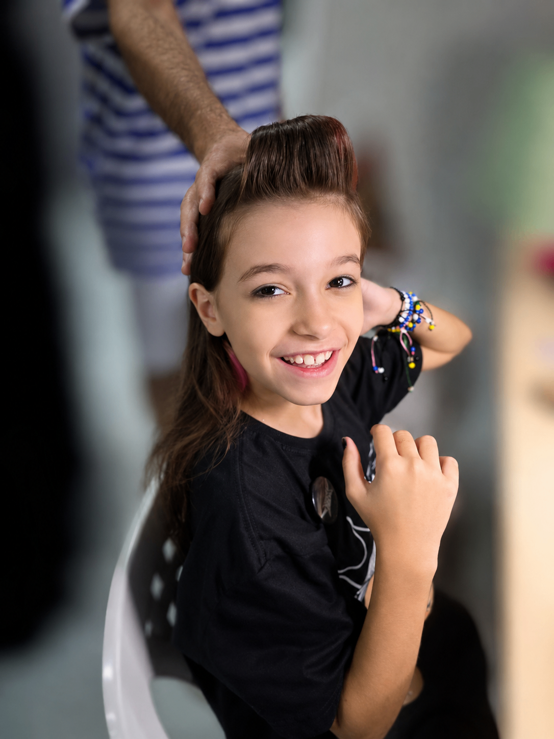 Criança sorrindo durante preparação artística